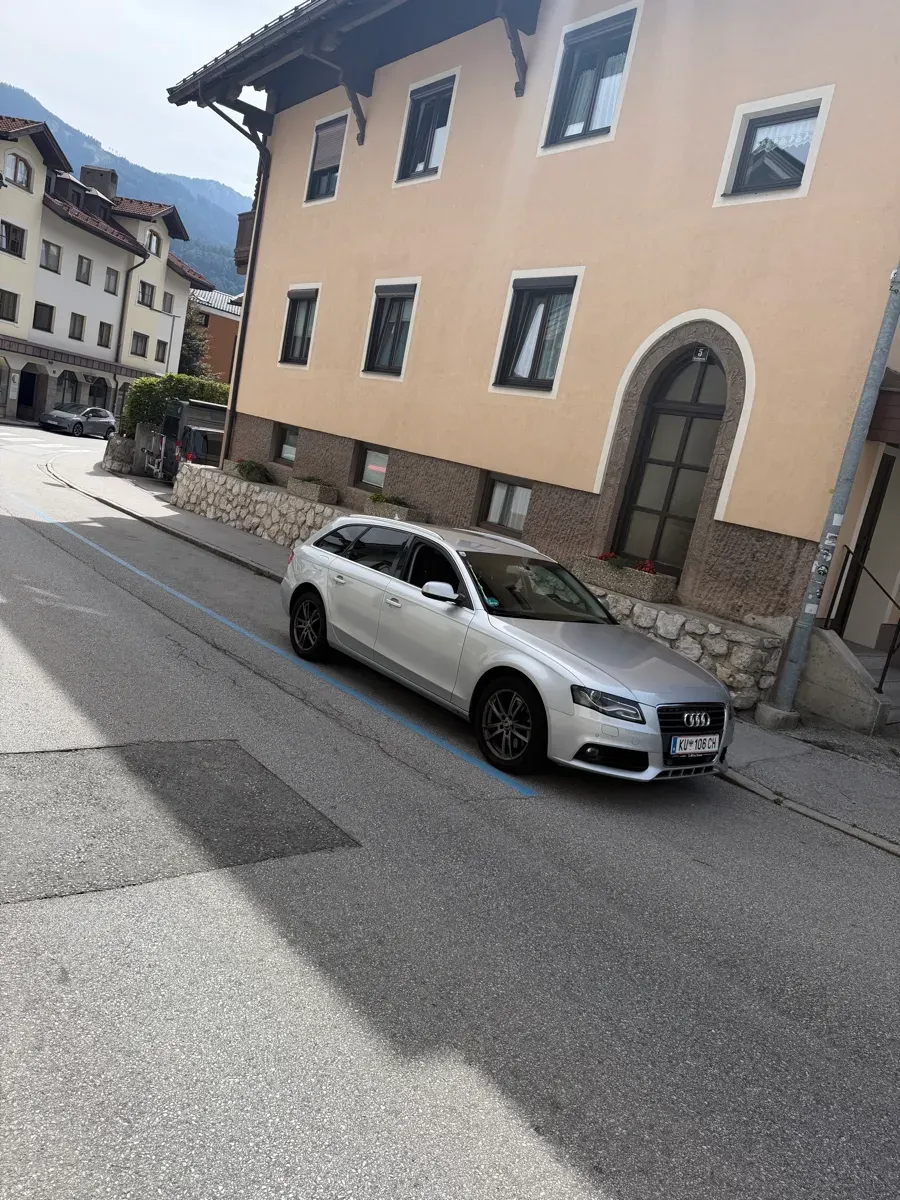 Audi A4 2011 photo 2