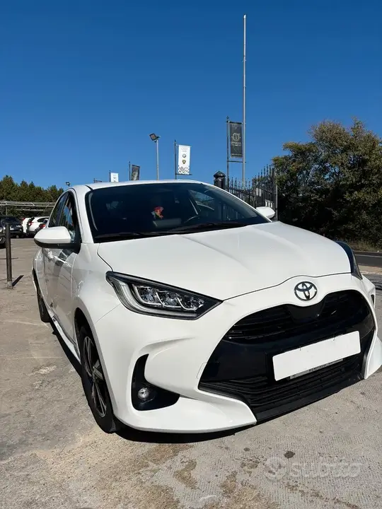 Toyota Yaris 2024 photo 2
