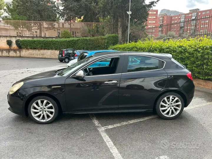 Alfa Romeo Giulietta 2012 photo 2