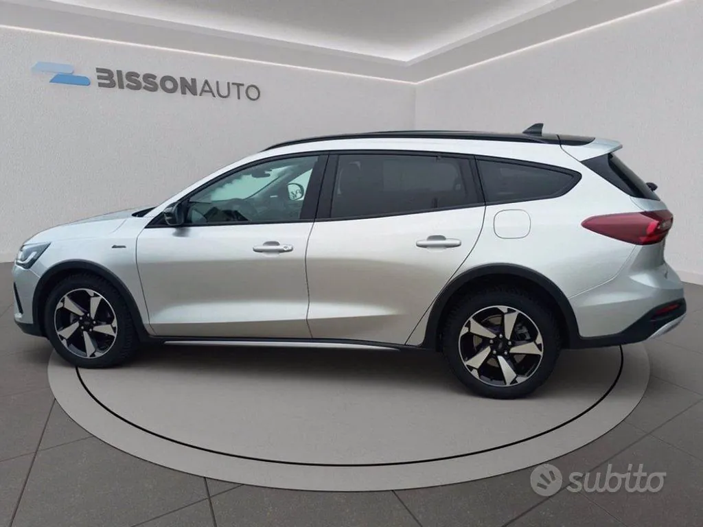 Ford Focus 2023 photo 2