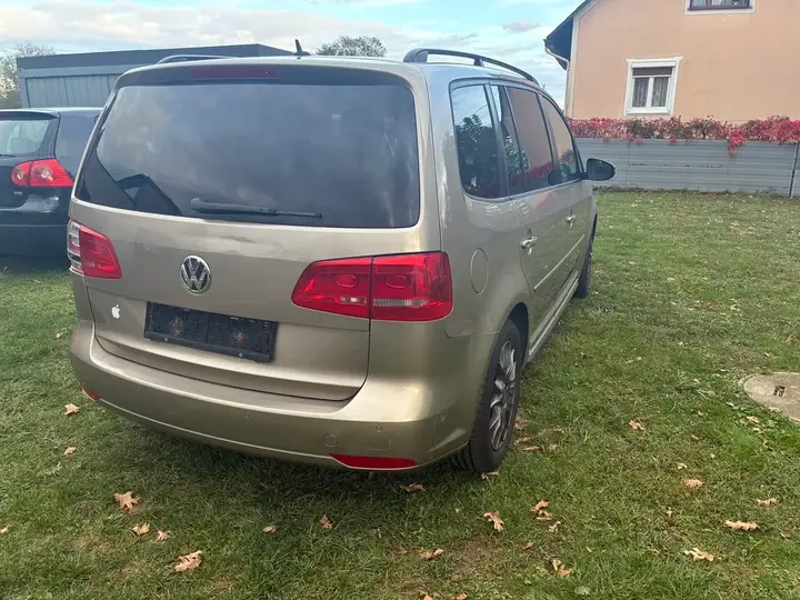 Volkswagen Touran 2013 photo 2