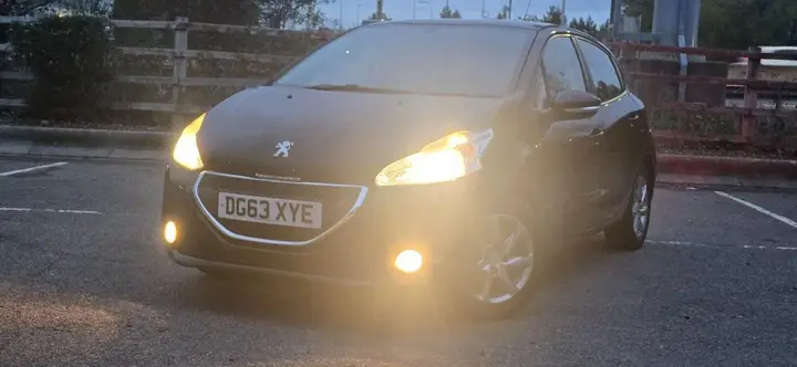 Peugeot 208 2013 photo 3