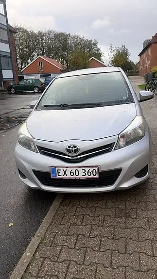 Toyota Yaris 2011 photo 2