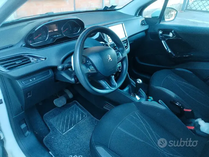 Peugeot 208 2013 photo 4