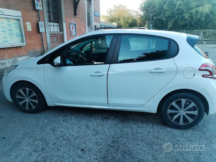 Peugeot 208 2013 photo 2