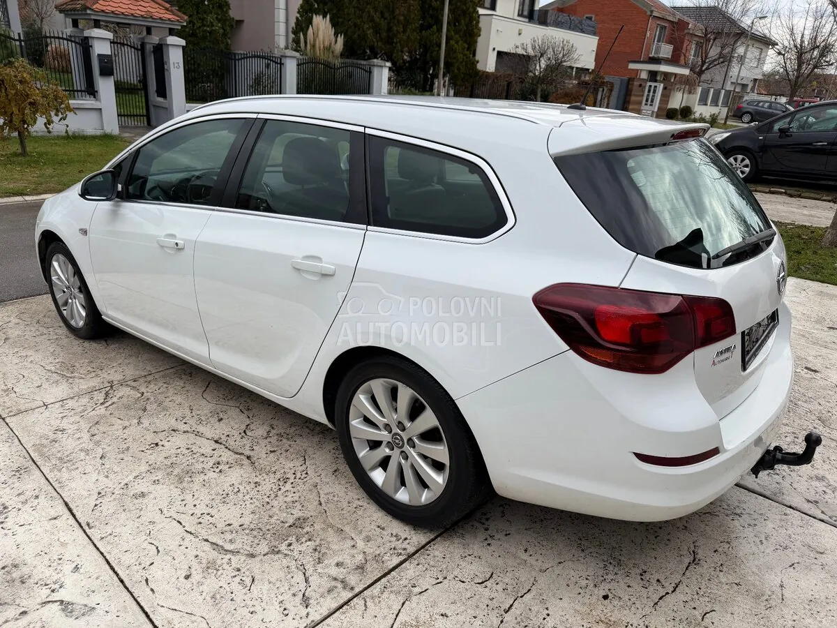Opel Astra J 2012 photo 4