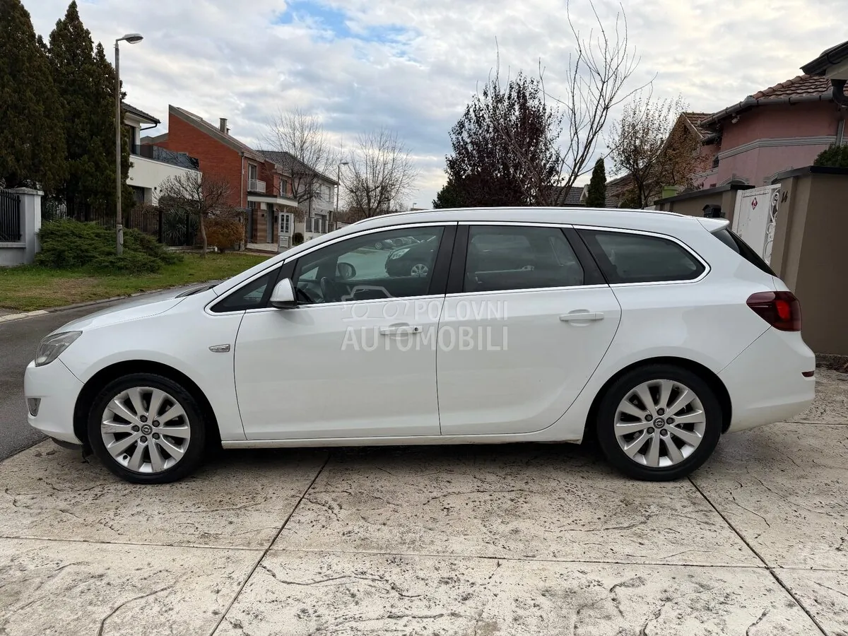 Opel Astra J 2012 photo 3