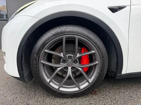 Tesla Model Y 2024 photo 3