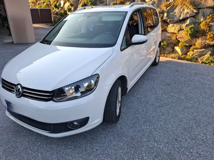 Volkswagen Touran 2011 photo 3