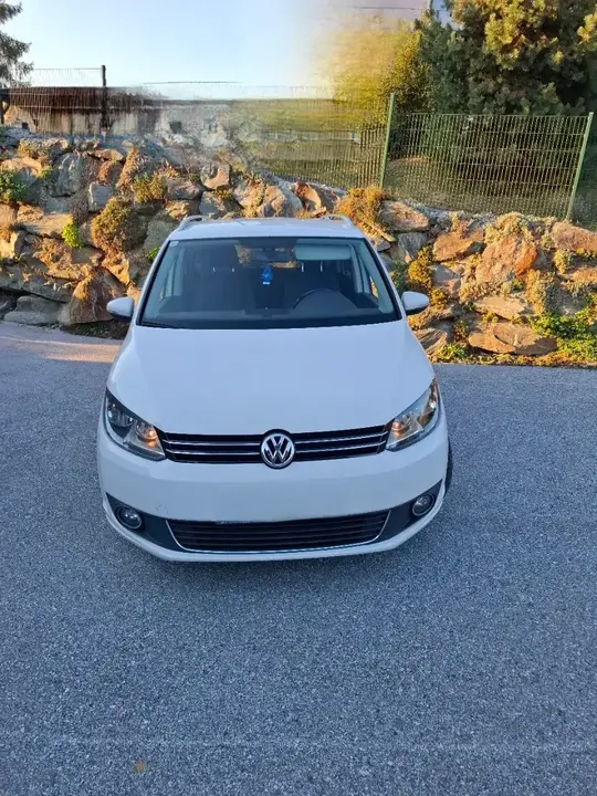 Volkswagen Touran 2011 photo 2