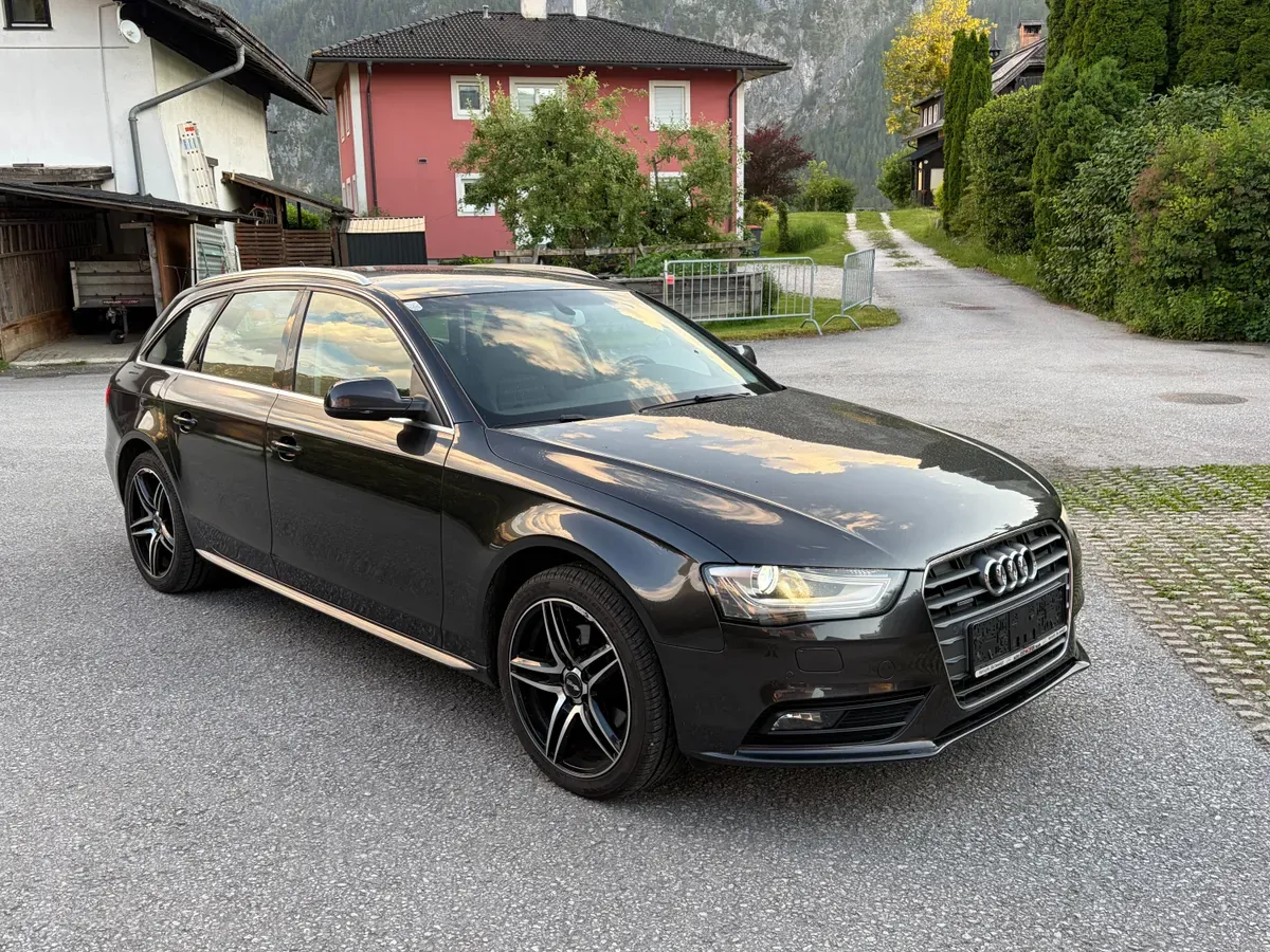 Audi A4 2012 photo 2