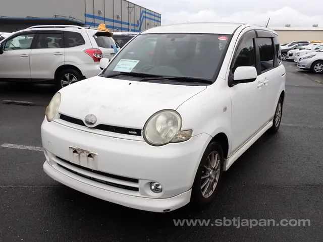 Toyota Sienta 2004 photo 2