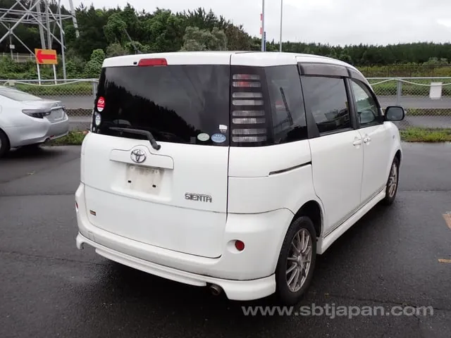 Toyota Sienta 2004 photo 4