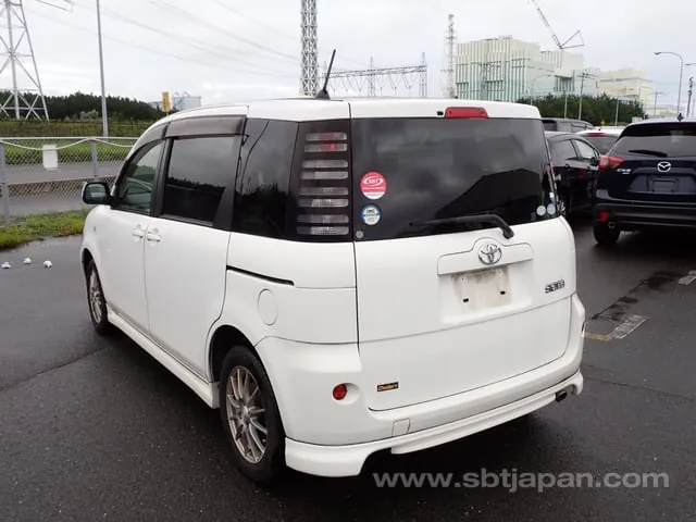 Toyota Sienta 2004 photo 3