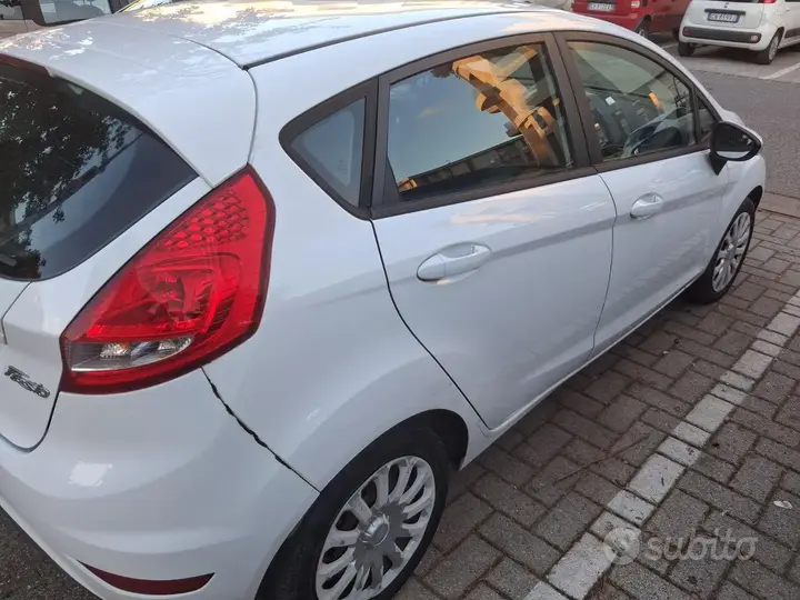 Ford Fiesta 2011 photo 2