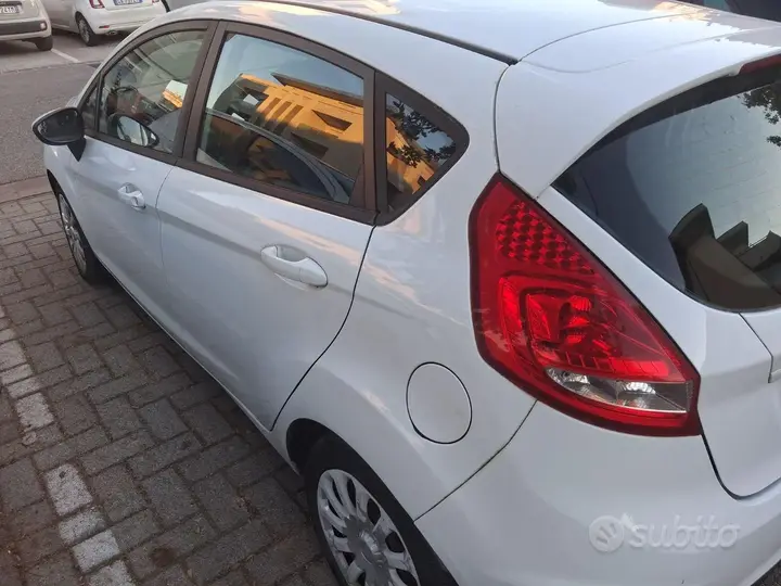 Ford Fiesta 2011 photo 3