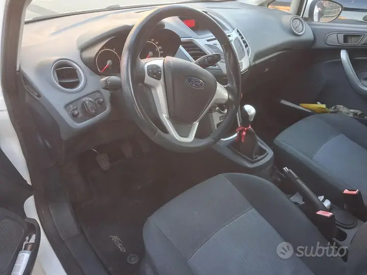 Ford Fiesta 2011 photo 4