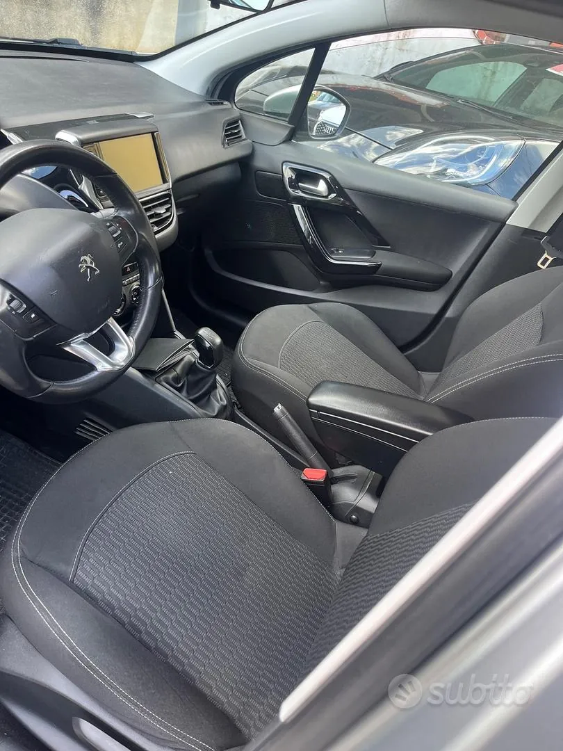 Peugeot 208 2018 photo 3