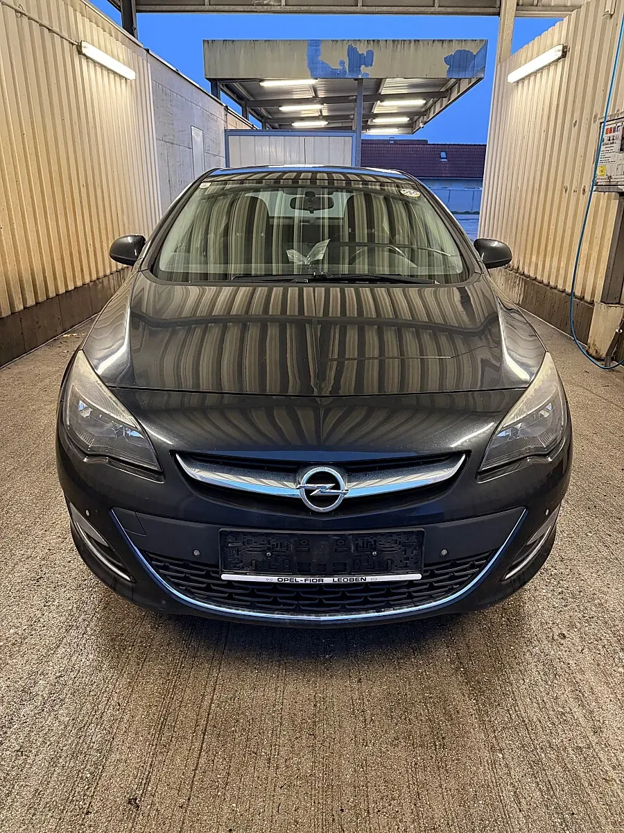 Opel Astra 2013 photo 2