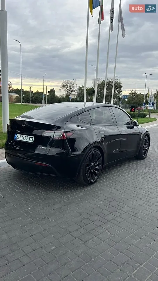 Tesla Model Y 2023 photo 2