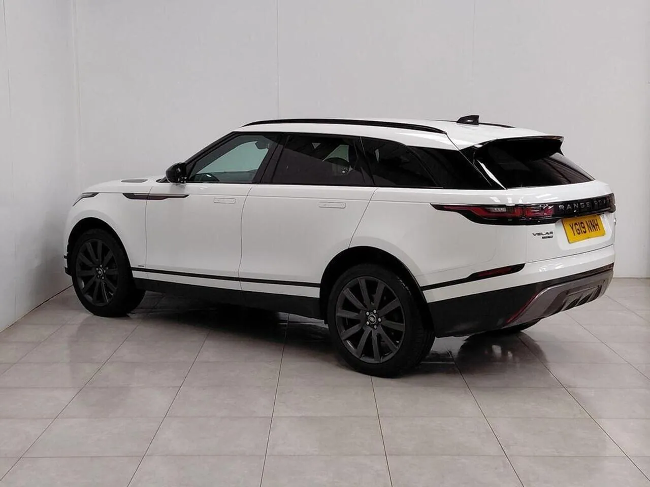 Land Rover Range Rover Velar 2019 photo 3
