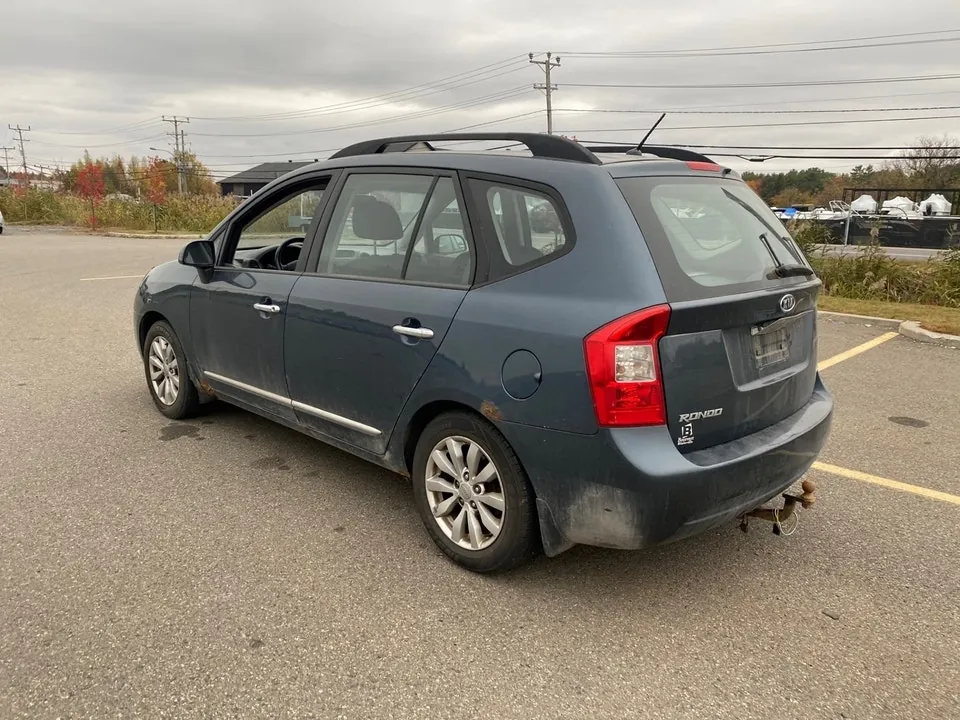 Kia Rondo 2010 photo 2