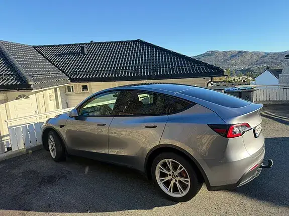 Tesla Model Y 2024 photo 2