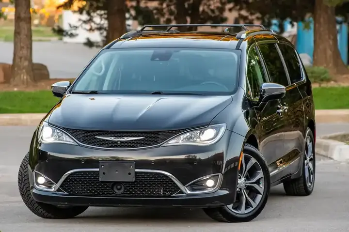 Chrysler Pacifica 2017 photo 2