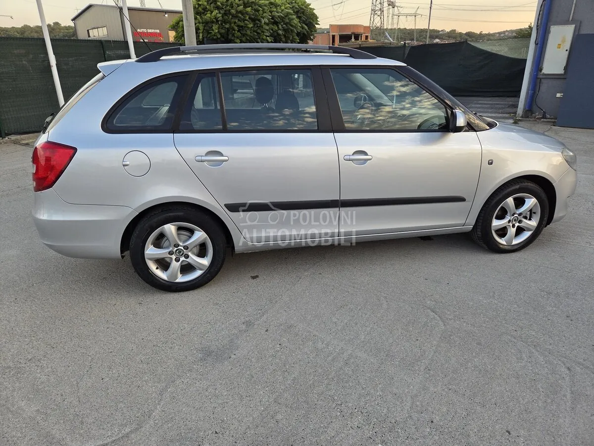 Skoda Fabia 2011 photo 3