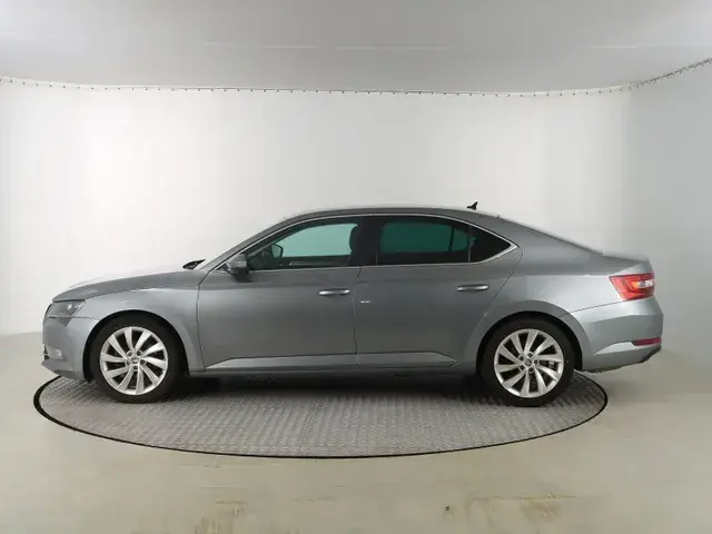 Skoda Superb 2016 photo 2