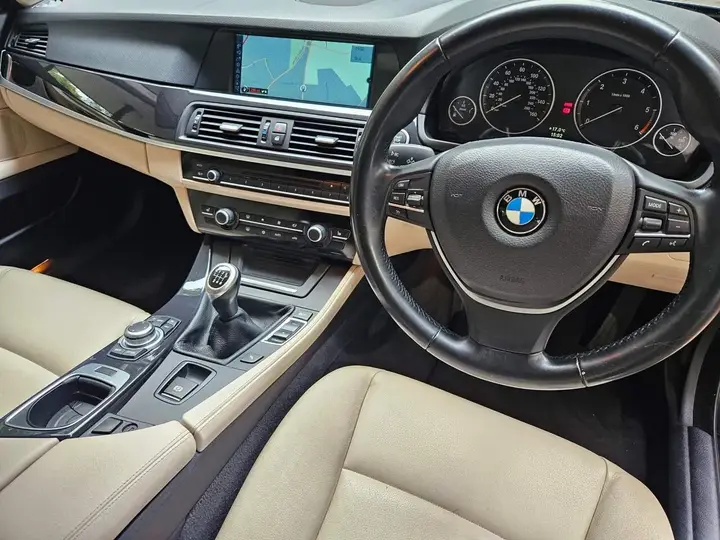 BMW 5 Series 2012 photo 2
