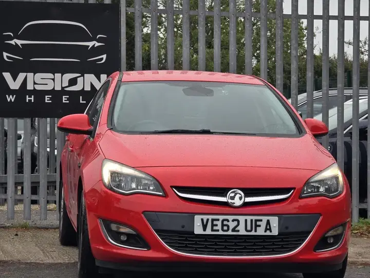 Vauxhall Astra 2013 photo 2