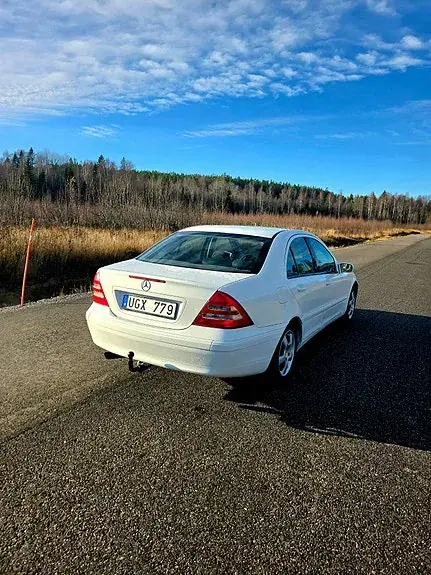 Mercedes-Benz C180 2004 photo 2