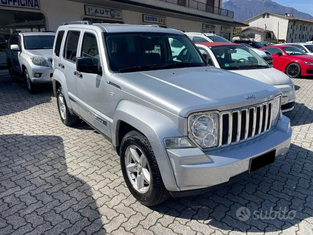 Jeep Cherokee 2010 photo 2