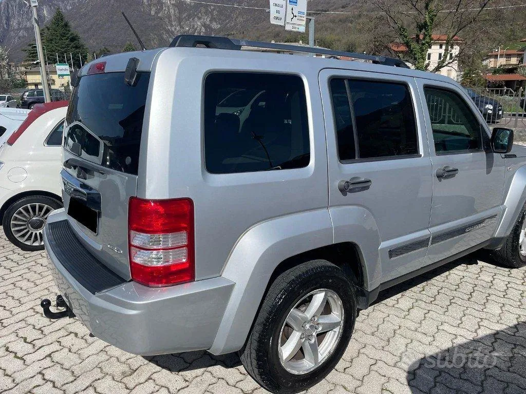 Jeep Cherokee 2010 photo 3