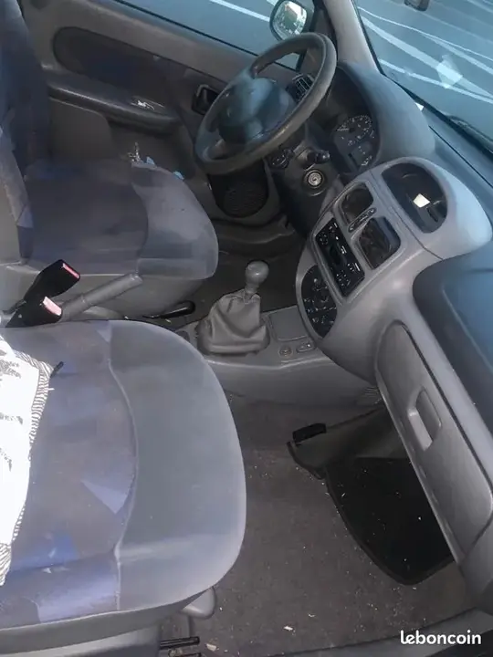 Renault Clio 2000 photo 2