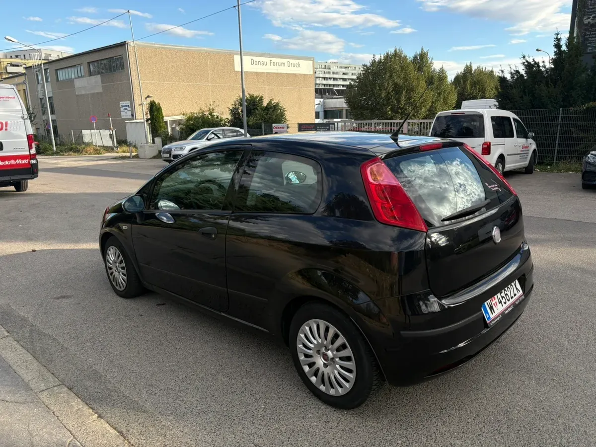 Fiat Grande Punto 2011 photo 3