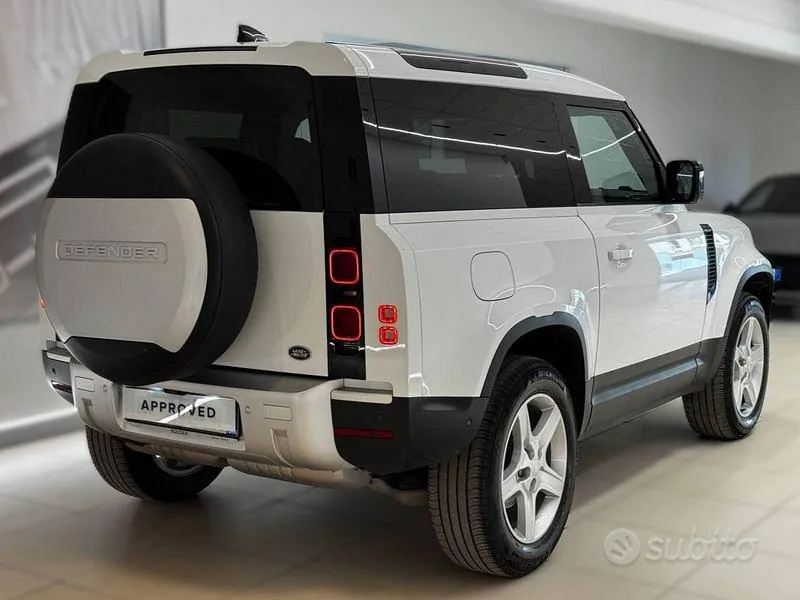 Land Rover Defender 2023 photo 2