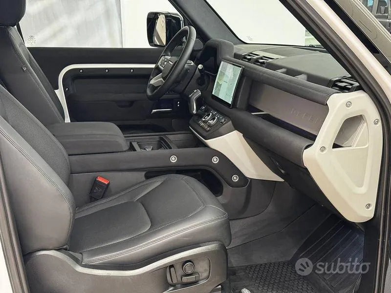 Land Rover Defender 2023 photo 3