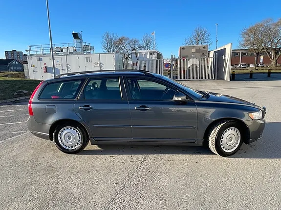 Volvo V50 2011 photo 2