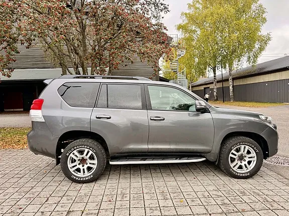 Toyota Land Cruiser 2010 photo 2
