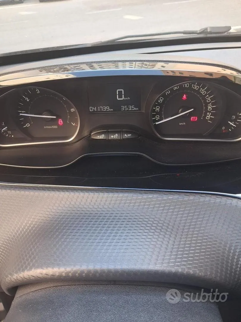 Peugeot 208 2019 photo 3