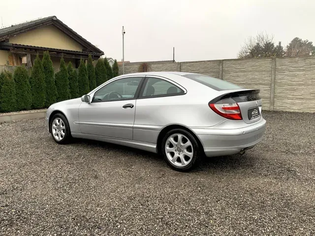 Mercedes-Benz C-Class Coupe 2006 photo 3