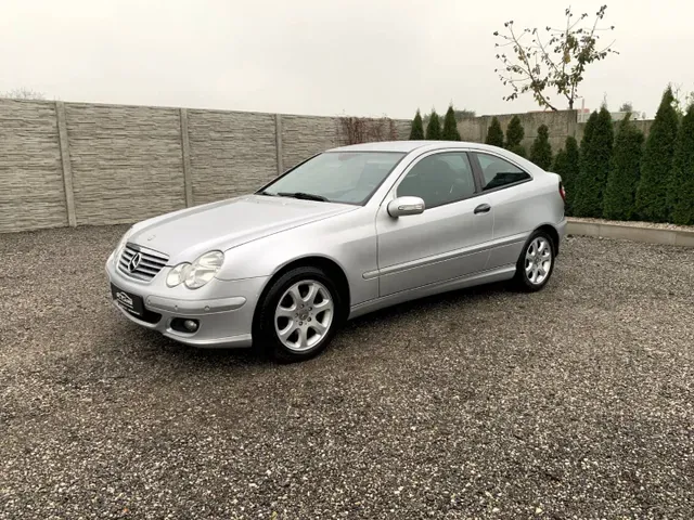 Mercedes-Benz C-Class Coupe 2006 photo 2