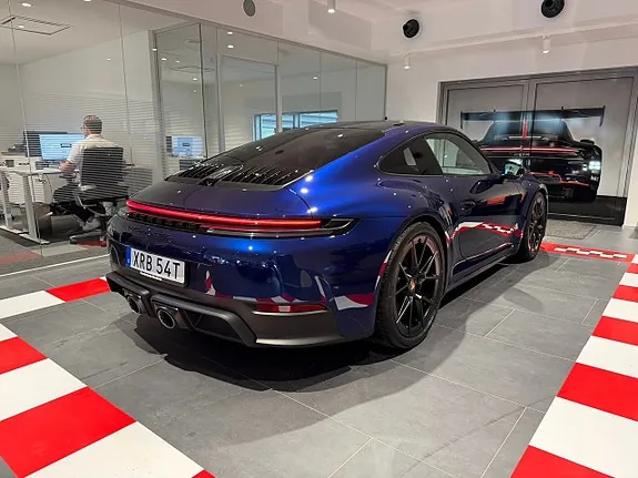 Porsche 911 Carrera 4 Gts 2026 photo 2