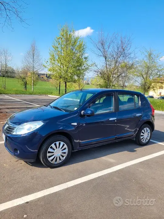 Dacia Sandero 2010 photo 2
