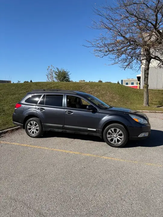 Subaru Outback 2011 photo 2