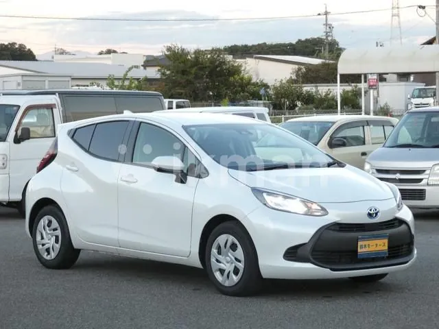 Toyota Aqua 2024 photo 3