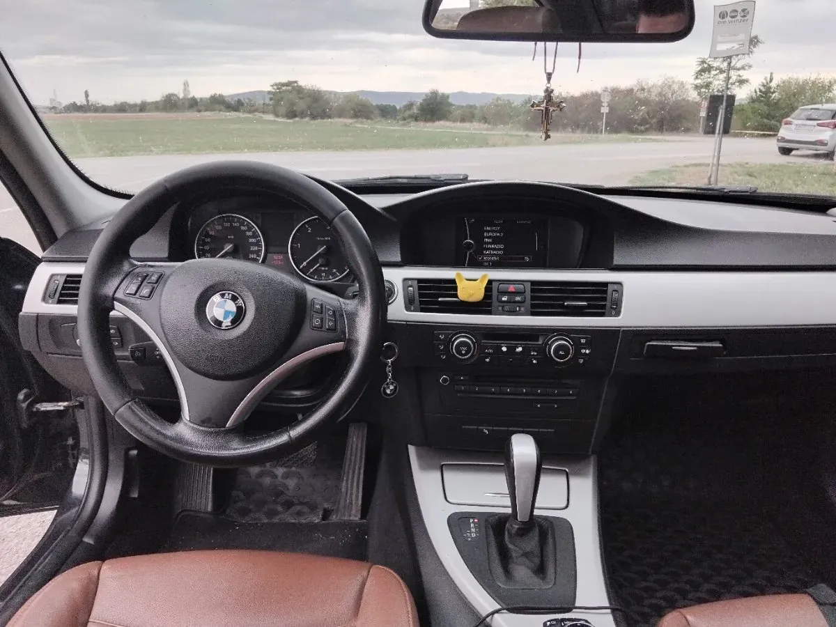 BMW 3 Series 2010 photo 3