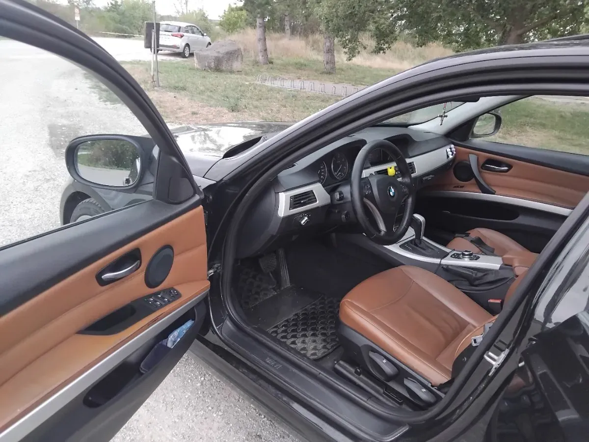 BMW 3 Series 2010 photo 2